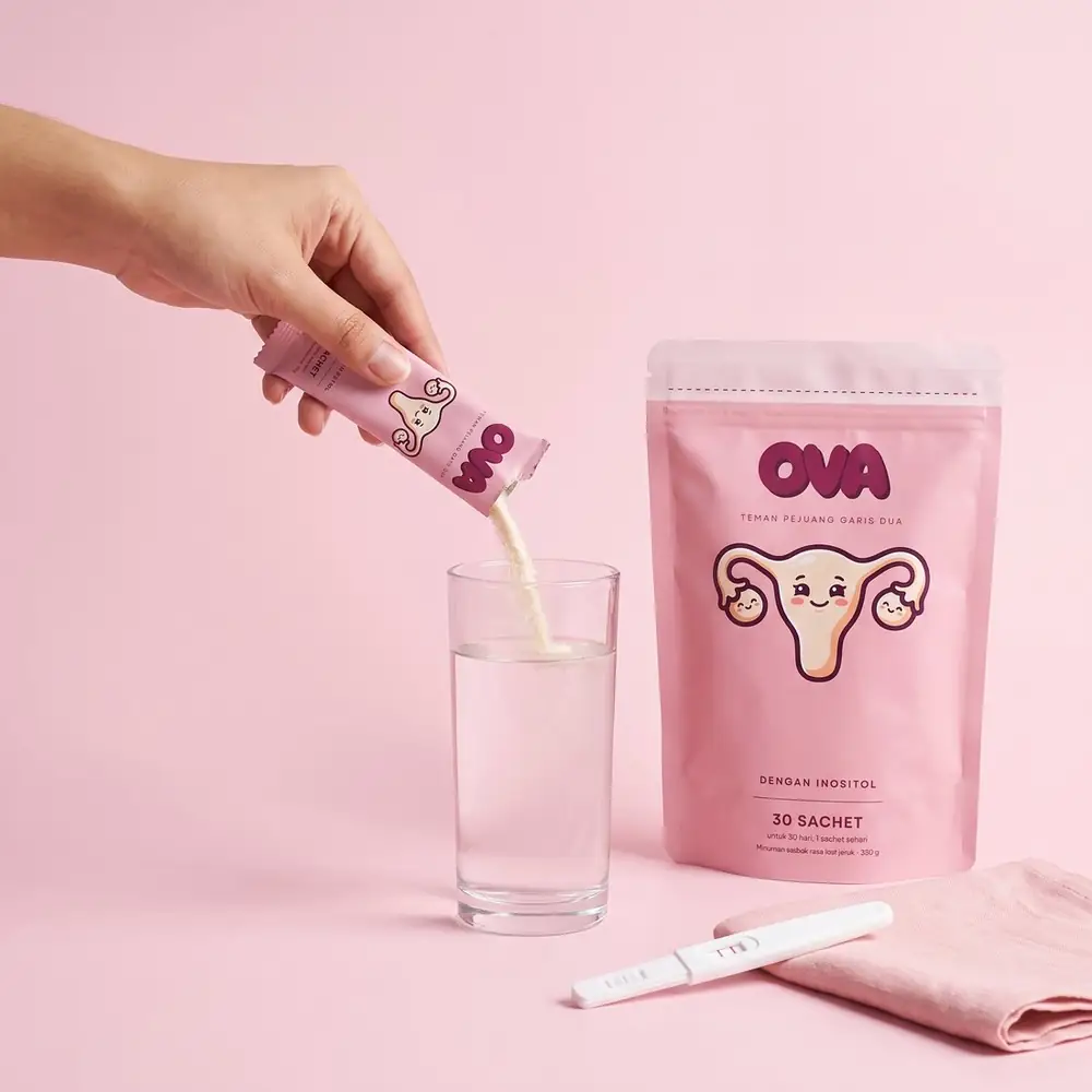 Satu sachet OVA dituang ke gelas, pouch OVA di sebelahnya